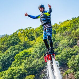 Zážitek v podobě letu s Flyboardem, Hoverboardem či Jetpackem až na 15 minut v areálu Lávka Skochovice u Prahy
