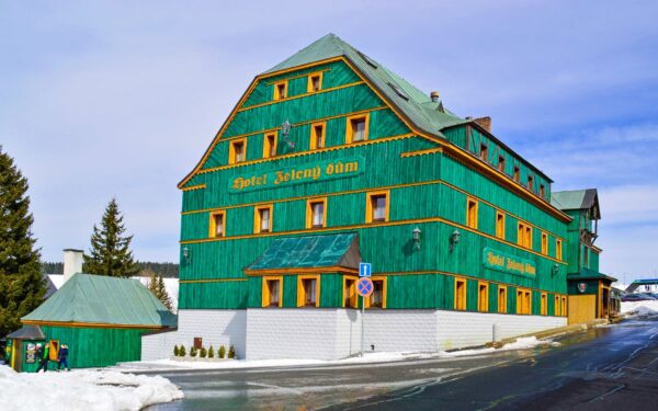 Pobyt v srdci Krušných hor: Hotel Zelený Dům *** s polopenzí, láhví vína a zapůjčením trekingových holí