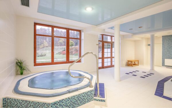Krušné hory pro rodiny: 4* Pytloun Wellness Hotel Hasištejn s wellness, vstupem do zoo i aquaparku + polopenze