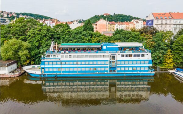 Centrum Prahy: Netradiční pobyt přímo na Vltavě v Botelu Vodník *** se snídaněmi formou bufetu