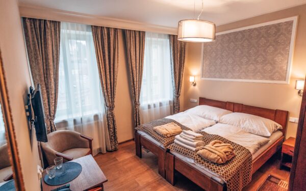 Karlovy Vary u kolonád a Alžbětiných lázní v Hotelu Star **** se snídaní/polopenzí, 3 procedurami a bazénem