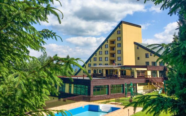 Bílé Karpaty v Horském Hotelu Jelenovská *** s polopenzí, vínem, neomezeným wellness (bazén, vířivka) + zábal