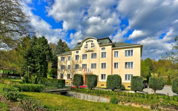 Krušné hory u Karlových Varů: Hotel Subterra *** s wellness, polopenzí a slevami do muzeí + děti zdarma