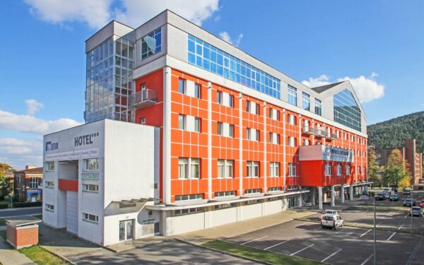 Pobyt pod Tatrami: Hotel Spolcentrum *** se snídaněmi, wellness a tenisem/bowlingem + 2 děti do 12 let zdarma