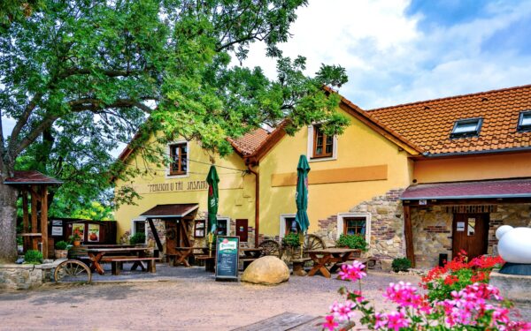 Jižní Morava u Znojma stylově v Penzionu U Tří Jasanů se snídaněmi a poukazem do restaurace či na wellness