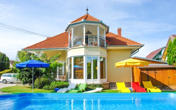 Pobyt 400 m od Balatonu: Admirál Family Resort **** s neomezeným wellness, venkovním bazénem a polopenzí