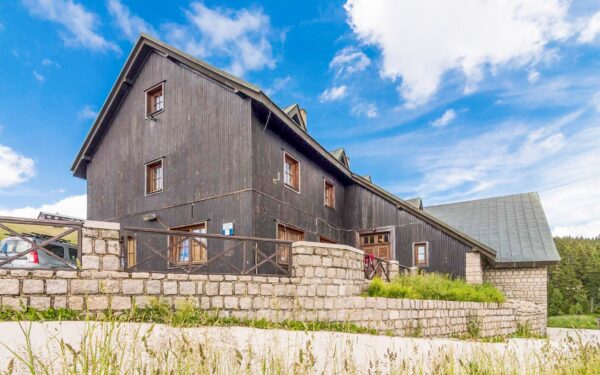 Pobyt v srdci NP Krkonoše u ski areálů: Horská Chata Malá Rennerovka s polopenzí a vyžitím (kulečník, šipky)