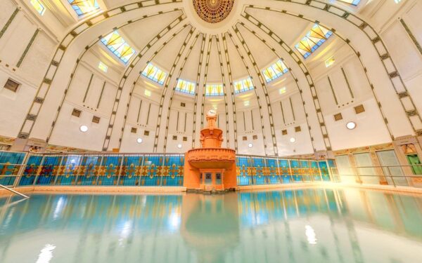 Piešťany 300 m od známých lázní: Hotel Pavla **** se snídaní, wellness centrem a procedurou + pitná kúra
