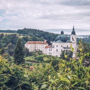Moravský kras na Zámku Křtiny s polopenzí, welcome drinkem a vstupenkami do jeskyně a arboreta + dárek