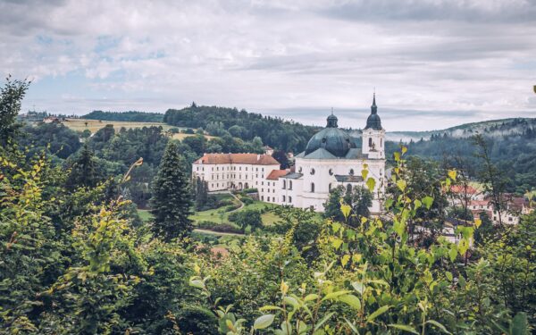 Moravský kras na Zámku Křtiny s polopenzí, welcome drinkem a vstupenkami do jeskyně a arboreta + dárek