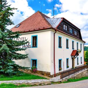 Lipno: Hotel Stará Škola na Šumavě se snídaní/polopenzí, privátním wellness, zapůjčením kol + víno a dezert