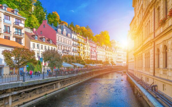 Karlovy Vary naproti Mlýnské kolonádě v Hotelu Petr *** se vstupem do Alžbětiných lázní, polopenzí a oplatkami