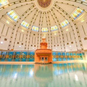 Piešťany 300 m od známých lázní: Hotel Pavla **** se snídaní, wellness centrem a procedurou + pitná kúra