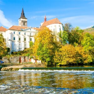 Střední Čechy: Hotel Sázavský ostrov *** s polopenzí, zapůjčením pramice a koloběžek či vstupem do kláštera