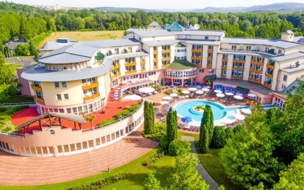Hévíz: Luxus v  Lotus Therme Hotel & Spa ***** s termálním wellness, saunovým světem a polopenzí + děti zdarma