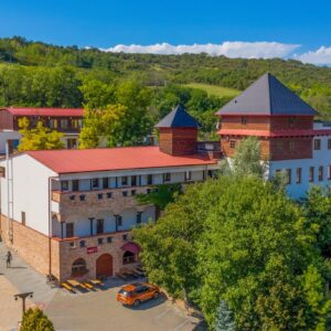 Jižní Morava nedaleko vodní nádrže Nové Mlýny v Hotelu Kurdějov *** s polopenzí, vínem a možností bowlingu
