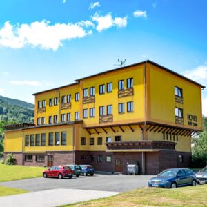 Pobyt v srdci CHKO Jeseníky v blízkosti atrakcí: Hotel Zlatý Chlum *** s polopenzí, vířivkou, saunou a drinkem