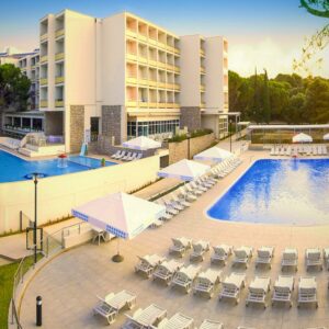 Chorvatsko: Biograd na Moru jen 800 m od pláže v Hotelu Adria *** s polopenzí/all inclusive, bazény a lehátky