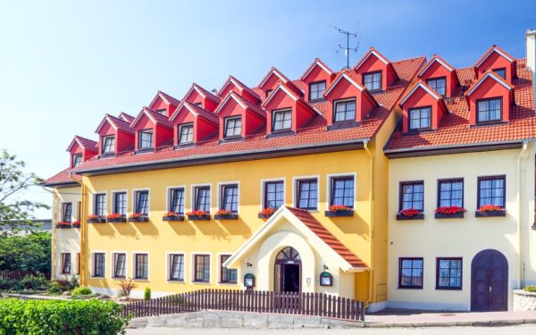 Jižní Morava: Pálava mezi vinicemi a sklípky ve Wellness Hotelu Iris *** s vířivkou, zábalem a polopenzí