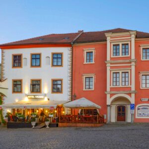 Český Krumlov: Pobyt přímo v centru luxusně v Hotelu Grand **** či dependanci se snídaní/polopenzí + Prosecco