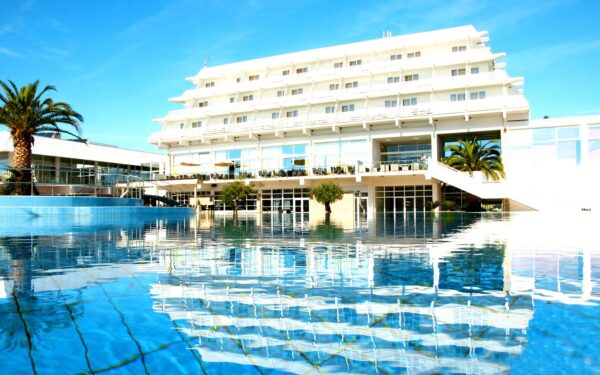 Chorvatsko: Vodice 300 m od moře a pláže v Hotelu Olympia **** s polopenzí a vnitřním i venkovním bazénem