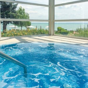 Balaton: 4* Hotel Marina-Port s wellness, vlastní soukromou pláží u jezera s lehátky, polopenze + dítě zdarma