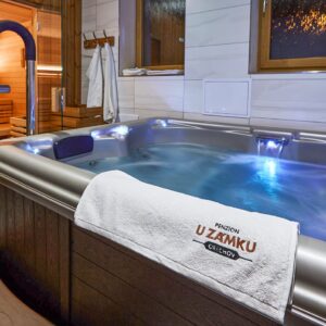 Pobyt na hranici Jihomoravska a Zlínska v Penzionu U Zámku s privátním wellness, sektem i vínem + polopenze