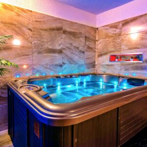 Šumava blízko atrakcí v Hotelu Stará Škola se snídaní a privátním wellness (vířivka, sauna) + víno a muzeum
