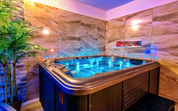 Šumava blízko atrakcí v Hotelu Stará Škola se snídaní a privátním wellness (vířivka, sauna) + víno a muzeum