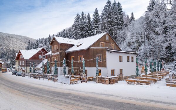 Pec pod Sněžkou jen 850 m od ski areálu ve stylovém Hotelu Hvězda *** s polopenzí, degustační večeří a saunou
