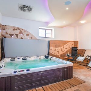 Dvůr Králové nedaleko vyhlášené Zoo v Penzionu Na Faře se snídaní, wellness (vířivka, sauna) a ping pongem
