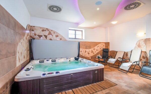 Dvůr Králové nedaleko vyhlášené Zoo v Penzionu Na Faře se snídaní, wellness (vířivka, sauna) a ping pongem