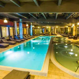 Královský pobyt v Hotelu Visegrád **** s polopenzí, vínem, neomezenými bazény a saunami i rytířským soubojem