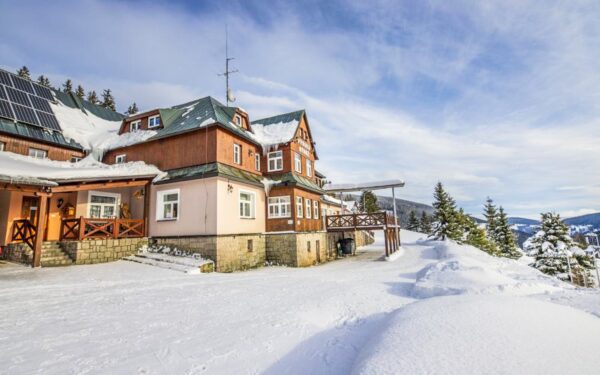 Krkonoše: Pec pod Sněžkou necelé 2 km od ski areálu v Penzionu Vysoká Stráž s polopenzí a welcome drinkem