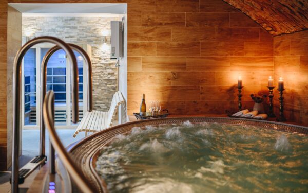 CHKO Žďárské vrchy u Pohádkové vesničky v Hotelu Sněžné *** s wellness (vířivka a 2 sauny) a polopenzí