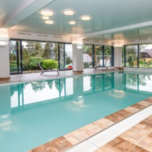 Lipno: Frymburk u ski areálů ve Fontána Blue Marine Resortu s polopenzí, drinkem a neomezeným wellness + slevy