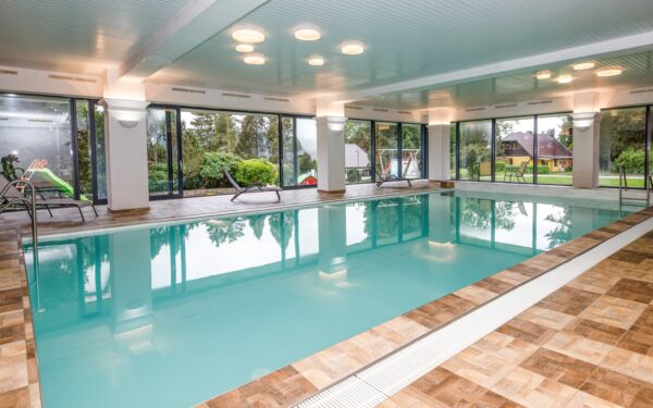 Lipno: Frymburk u ski areálů ve Fontána Blue Marine Resortu s polopenzí, drinkem a neomezeným wellness + slevy