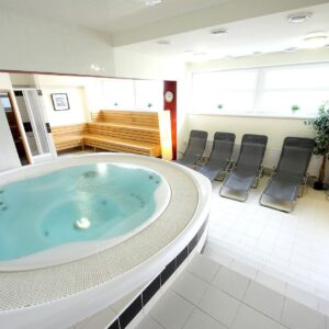 Pobyt u Prahy a zámku Konopiště: Hotel S-centrum Benešov *** s polopenzí, privátní saunou/vířivkou + bowling