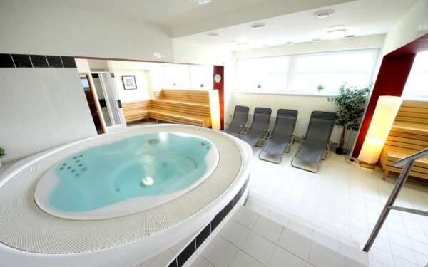 Pobyt u Prahy a zámku Konopiště: Hotel S-centrum Benešov *** s polopenzí, privátní saunou/vířivkou + bowling