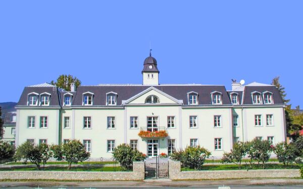 Bratislava: Romantický pobyt v zámeckém Hotelu Agatka **** s polopenzí, welcome drinkem a sezónním bazénem