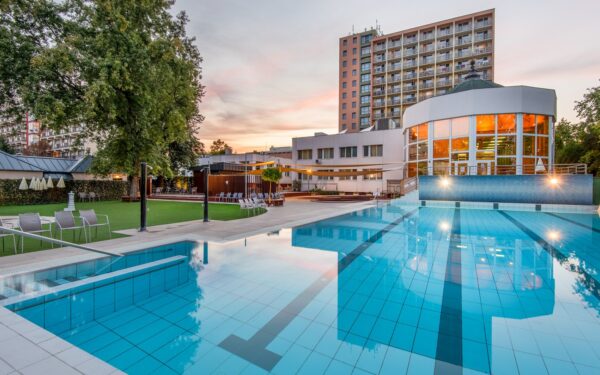 Lázně Hajdúszoboszló: Relaxace v Hotelu Barátság *** s termálním wellness s bazény + polopenze