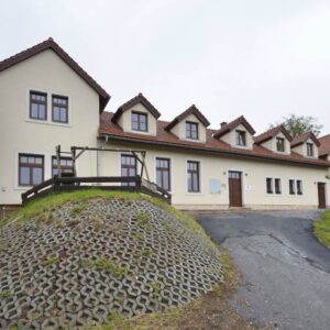 Pobyt blízko ZOO Dvůr Králové a běžkařských tratí: Penzion Pod Vyhlídkou v pokoji se snídaní, vínem a saunou
