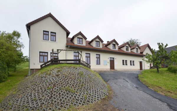 Pobyt blízko ZOO Dvůr Králové a běžkařských tratí: Penzion Pod Vyhlídkou v pokoji se snídaní, vínem a saunou