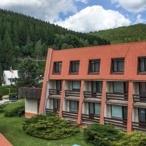 Jeseníky v obležení ski areálů: Hotel Slatina *** se snídaní/polopenzí, drinkem, vyžitím a 30% slevou na saunu