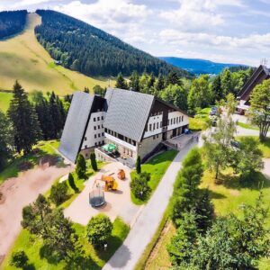 Krkonoše: Pytloun Hotel Harrachov **** s polopenzí a vstupem do wellness centra s výhledem na Čertovu horu