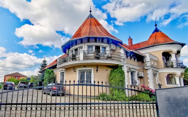 Kehidakustány jen 300 m od termálních lázní v Admirál Ville **** s polopenzí a wellness terasou s vířivkou