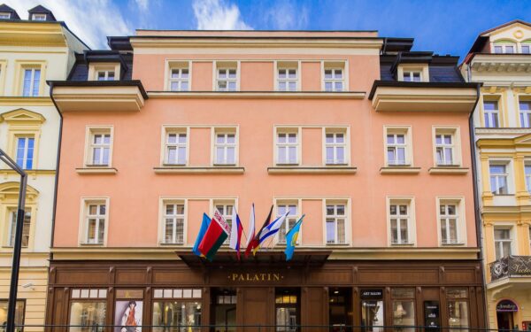Karlovy Vary u Mlýnské kolonády (70 m) v Hotelu Palatin **** se snídaní a vstupem do lázní + tradiční oplatky