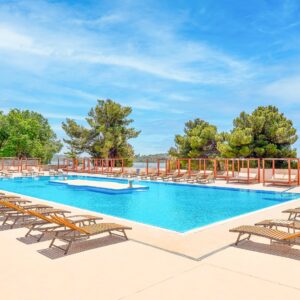 Chorvatsko: Vodice jen 150 m od pláže ve Vile Imperial s polopenzí, bazény a fitness centrem + zábavný program