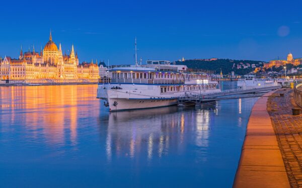 Budapešť netradičně s ubytováním v kajutě na lodi v Grand Jules Boat Hotelu *** + snídaně formou bufetu a sekt