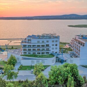 Maďarsko: Léto u jezera Velence ve Vital Hotelu Nautis ****+ s dvoupatrovým wellness, polopenzí a programem